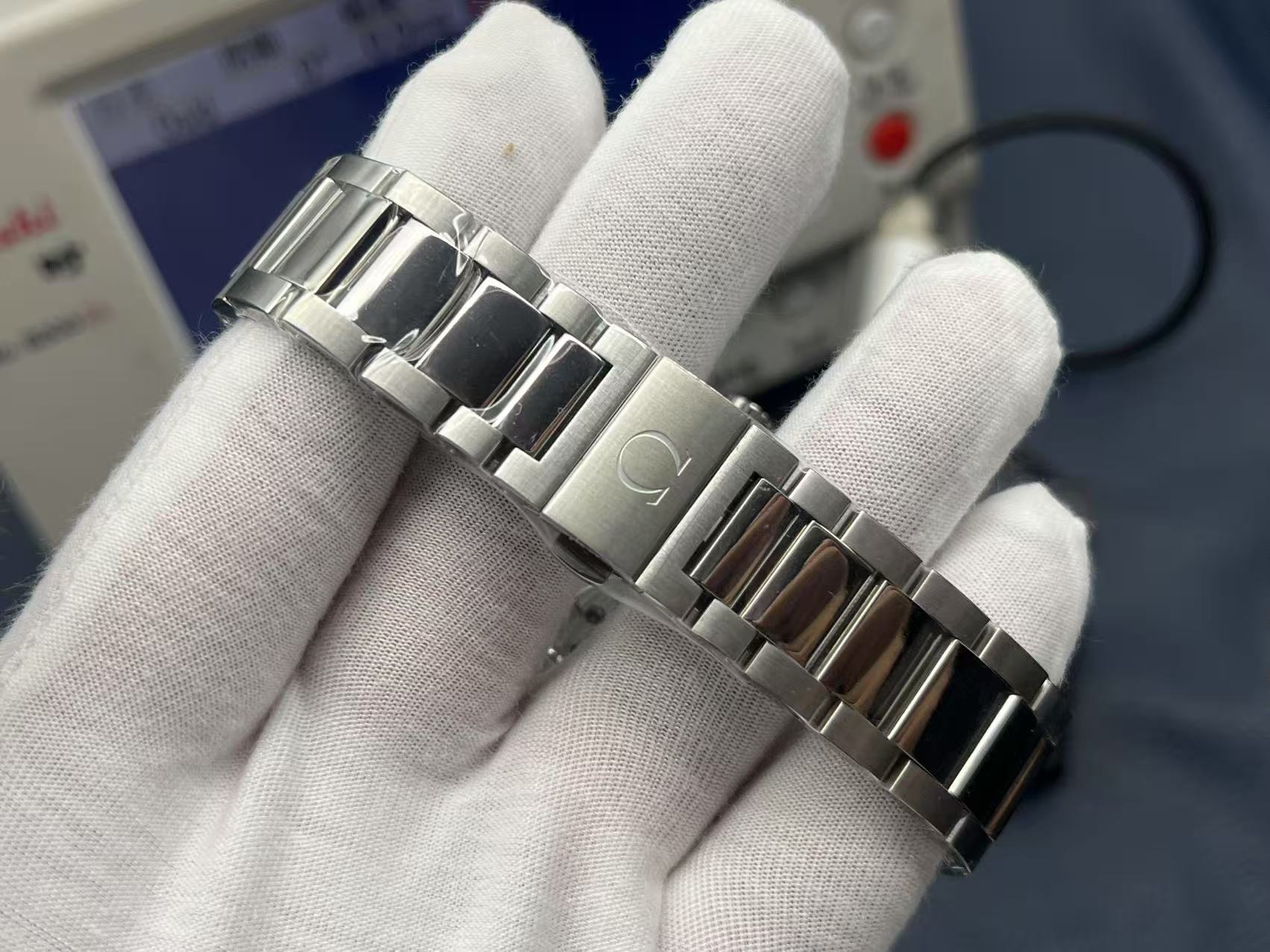 Omega Seamaster featuring the all-new integrated VS 8500 movement - Image 10