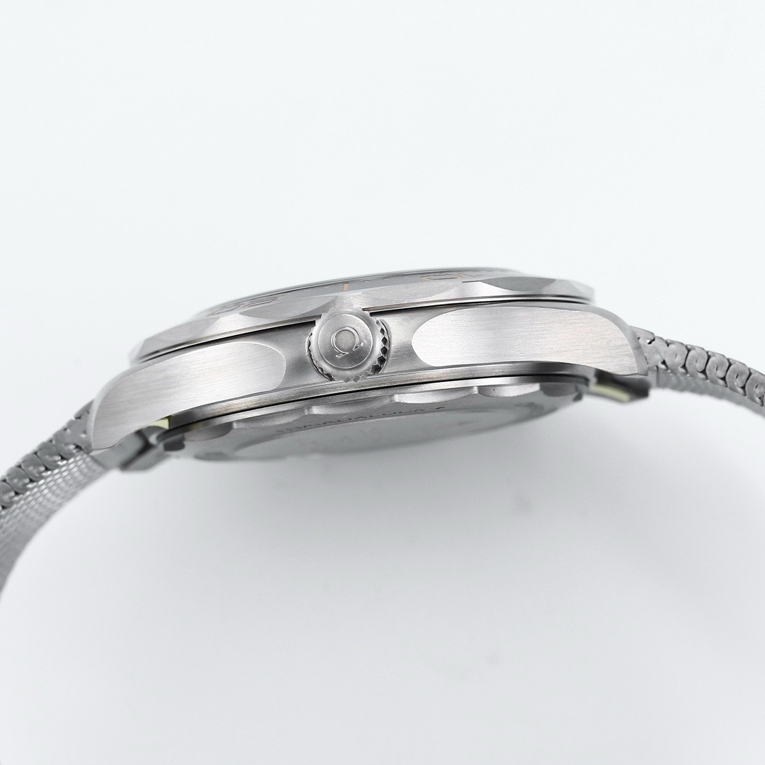 Omega Seamaster ER Upgraded Titanium Bronze Gold 007 – Gold Dial Style 03 - Image 4