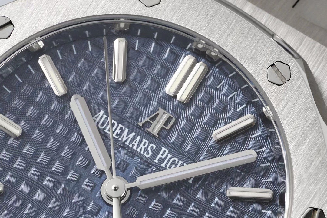Audemars Piguet Royal Oak Ladies Automatic Watch 34mm, Ref.77350 / 77351 – Style 03 - Image 4