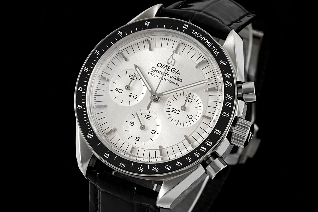 Omega Speedmaster Moonwatch 3861 Caliber Moonshine 18K Gold Chronograph 42mm – Gold - Image 3