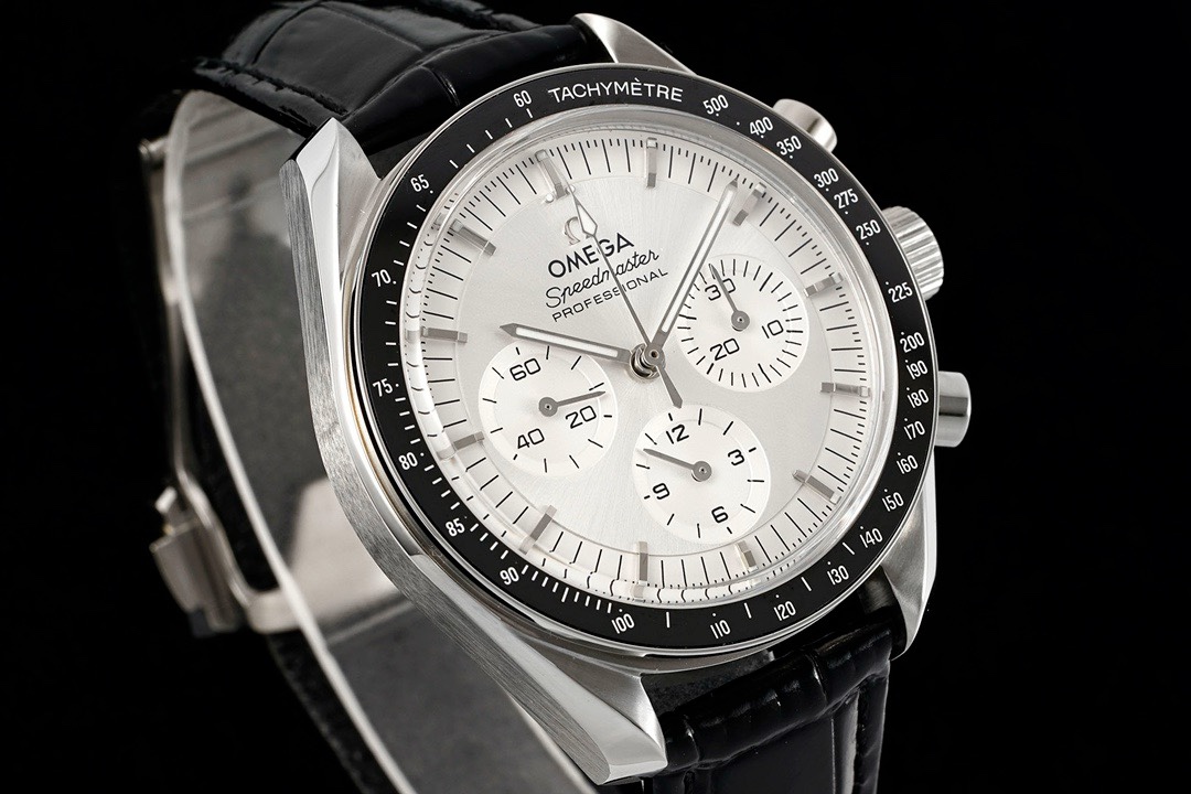 Omega Speedmaster Moonwatch 3861 Caliber Moonshine 18K Gold Chronograph 42mm – Gold - Image 4