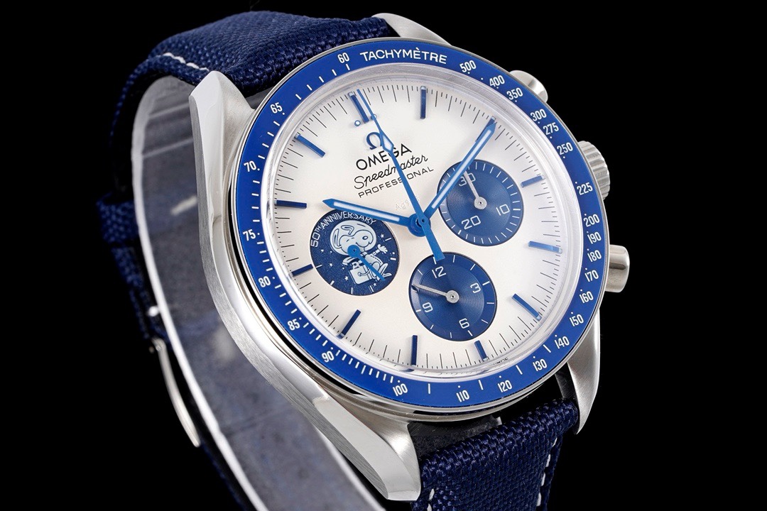 Omega Speedmaster Moonwatch 3861 Caliber Moonshine 18K Gold Chronograph 42mm – Gold - Image 4
