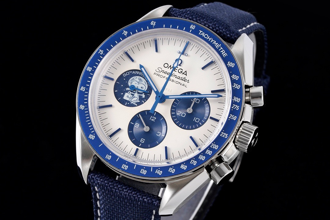 Omega Speedmaster Moonwatch 3861 Caliber Moonshine 18K Gold Chronograph 42mm – Gold - Image 3